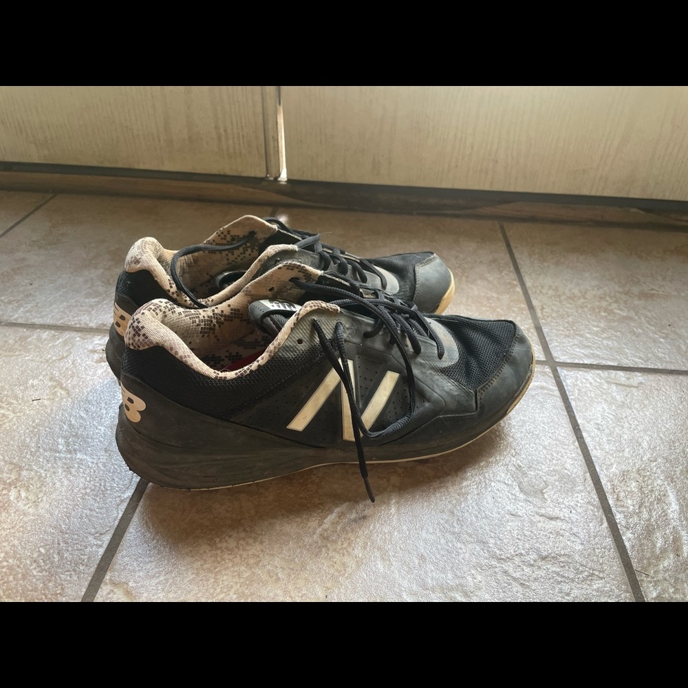 Black new balance spikes